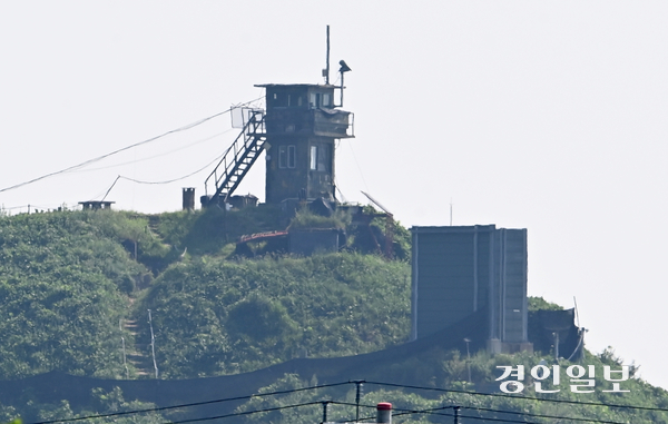 국방부가 4일 군사분계선 일대에 설치된 대북 확성기를 전면 철거하기로 결정했다고 밝혔다. 사진은 이날 파주시 접경 지역에 설치된 대북 확성기 가림막의 모습. 2025.8.4 /최은성기자 ces7198@kyeongin.com