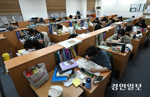 2026학년도 대학수학능력시험 D-100일을 하루 앞둔 4일 수원시 권선구 수원메가스터디학원에서 수험생들이 자율학습을 하고 있다. 2025.8.4 /최은성기자 ces7198@kyeongin.com