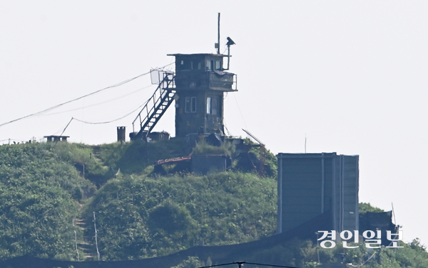 국방부가 4일 대북 심리전을 위해 전방에 설치한 대북 확성기 철거 작업을 실시한다고 밝혔다. 사진은 이날 파주시 접경 지역에 설치된 대북 확성기 가림막. 2025.8.4 /최은성기자 ces7198@kyeongin.com