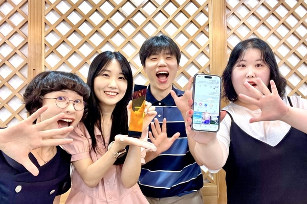 “우리 상 받았어요!” 지자체 홍보의 새로운 트렌드를 열고 있는 군포시 홍보실 뉴미디어팀 4인방. /군포시 제공