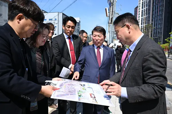 백경현 구리시장이 지난 5월 인창천 생태하천 복원사업 현장을 점검하고 있다. /구리시 제공