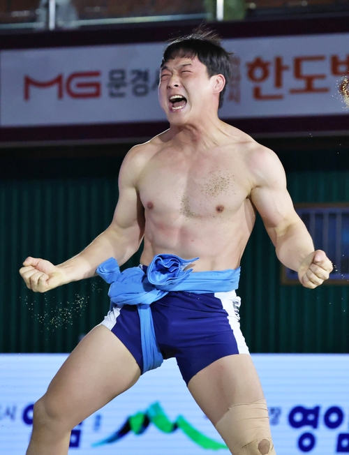 수원시청 문준석이 노범수(울주군청)를 꺾고 올 시즌 태백급 장사 2관왕을 달성했다. 2025.8.4 /대한씨름협회 제공