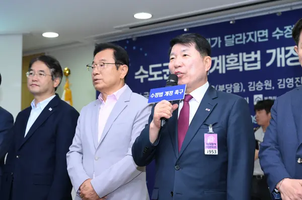 백경현 구리시장이 2023년 6월19일 국회에서 열린 수도권정비계획법 개정 요구 토론회에 참석해 발언하고 있다. 그 이듬해인 2024년 7월10일에도 국회를 찾아 ‘과밀억제권역 세법 철폐’ 피켓을 든 바 있다. /구리시 제공