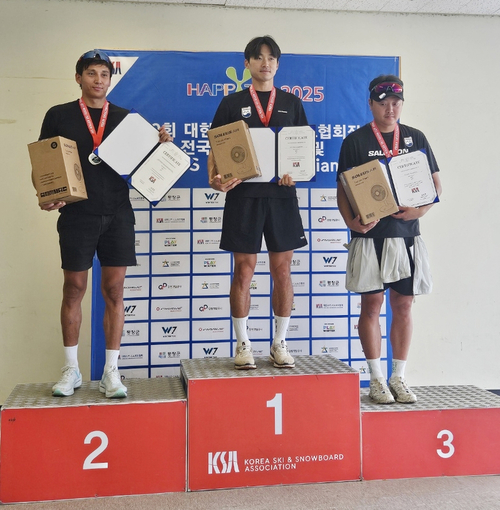 경기도청 소속 이건용(가운데)이 4일 강원도 평창군 알펜시아 크로스컨트리센터에서 열린 대회 첫날 남자 1㎞ 스프린트 클래식에서 우승을 차지했다. 같은 팀 변지영(오른쪽)은 3위에 올랐다. 2025.8.4 /대한스키·스노보드협회 제공