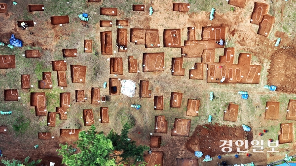 선감학원 아동 유해매장 추정지로 확인된 안산시 단원구 선감동 산37-1에서 분묘 155기에 대한 유해 발굴 작업이 실시 되고 있다. 이곳 분묘 가운데 67기에서 537점의 유해가 출토됐다. /임열수기자 pplys@kyeongin.com