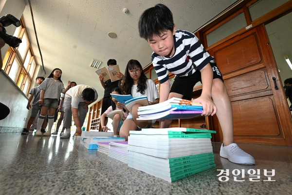 5일 오전 수원시 영통구 잠원초등학교에서 여름방학을 마치고 개학한 4학년 학생들이 2학기 교과서를 배부 받고 있다. 2025.8.5 /최은성기자 ces7198@kyeongin.com