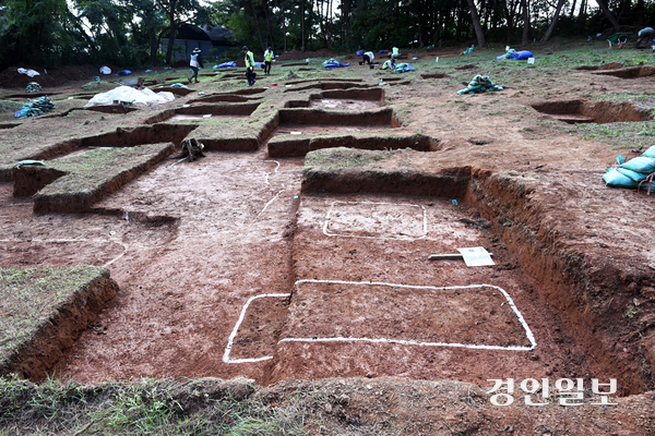 선감학원 아동 유해매장 추정지로 확인된 안산시 단원구 선감동 산37-1에서 분묘 155기에 대한 유해 발굴 작업이 실시 되고 있다. 유해발굴 작업자들이 개토 작업을 하고 있다. 사진/임열수기자 pplys@kyeongin.com