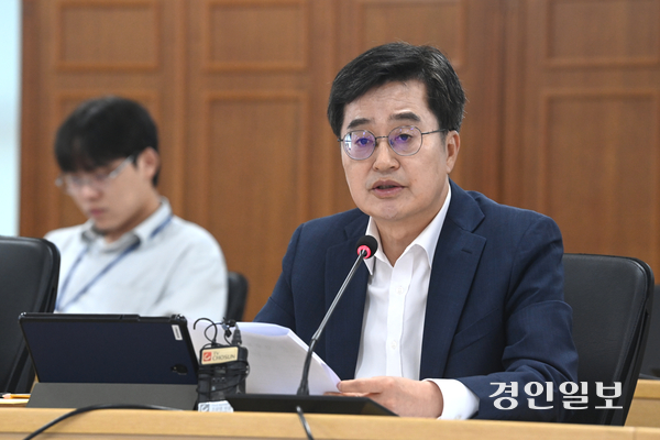 5일 오전 경기도청 율곡홀에서 열린 경기도 현안 대책회의에서 김동연 도지사가 발언하고 있다. 2025.8.5 /최은성기자 ces7198@kyeongin.com