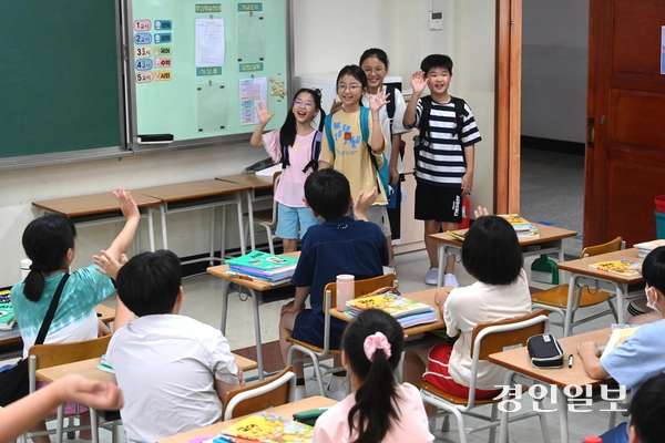 5일 오전 수원시 영통구 잠원초등학교에서 여름방학을 마치고 개학한 4학년 학생들이 환하게 웃으며 친구들과 인사하고 있다. 2025.8.5 /최은성기자 ces7198@kyeongin.com