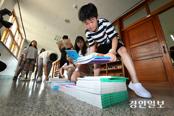 5일 오전 수원시 영통구 잠원초등학교에서 여름방학을 마치고 개학한 4학년 학생들이 새학기 교과서를 받고 있다. 잠원초 관계자는 겨우내 학교 공사를 위해 개학을 2주 앞당겼다고 전했다. 2025.8.5 /최은성기자 ces7198@kyeongin.com