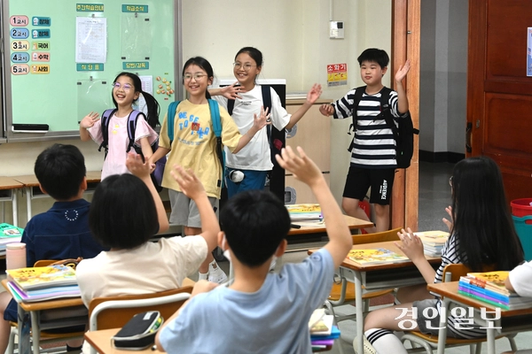 5일 오전 수원시 영통구 잠원초등학교에서 여름방학을 마치고 개학한 4학년 학생들이 환하게 웃으며 친구들과 인사하고 있다. 2025.8.5 /최은성기자 ces7198@kyeongin.com