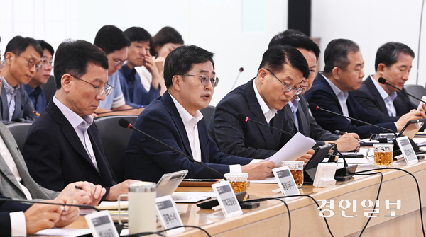 김동연 도지사가 5일 오전 경기도청에서 열린 경기도 현안 대책회의에서 호우피해 복구와 미군 반환공여지 활용방안, 한미 관세 후속지원에 대해 발언하고 있다. 2025.8.5 /최은성기자 ces7198@kyeongin.com