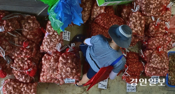 폭염·폭우 등 이상 기후에 장바구니 물가가 들썩이고 있다. 사진은 5일 인천 남동구 남촌농산물도매시장의 모습. 2025.8.5 /조재현기자 jhc@kyeongin.com