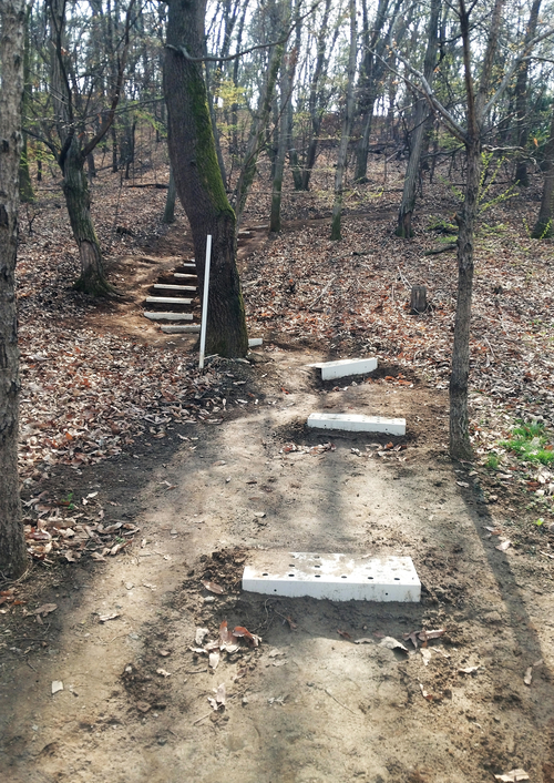 A씨 부친의 선산에 무단으로 맨발걷기길이 조성되면서 묘소 근처가 훼손된 모습. /A씨 제공