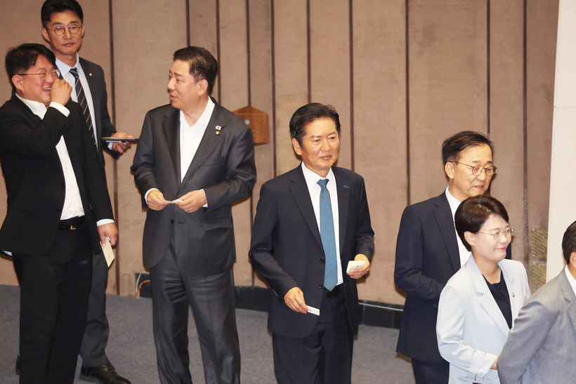 <b>정청래</b> 체제 1호 ‘방송법’ 통과… 연일 강공에 국힘 “입법 독주”
