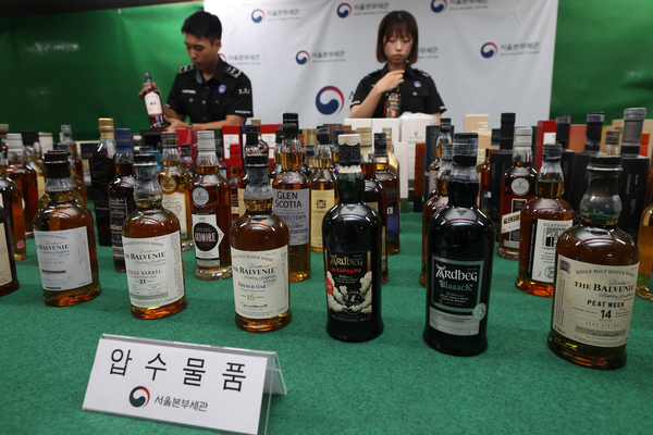 5일 서울 강남구 서울본부세관에서 열린 초고가 위스키 밀수입 및 탈세 행위 고소득자 검거 실적 브리핑에서 직원들이 압수물품을 공개하고 있다. 2025.8.5 /연합뉴스