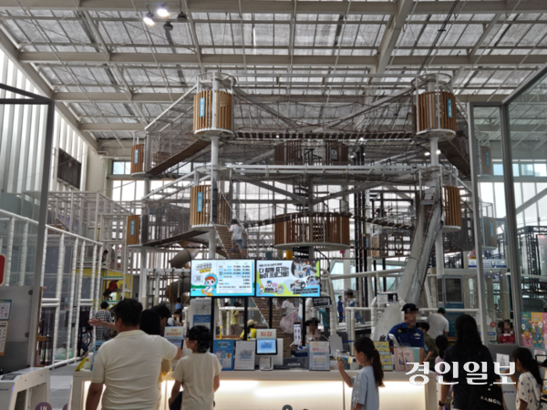 수원의 한 실내 키즈 테마파크에 사람들이 문전성시를 이루고 있다.2025.8.6 /김지원기자 zone@kyeongin.com