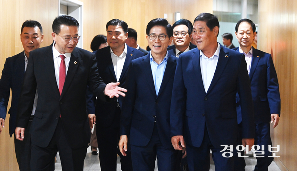 김문수 국민의힘 당대표 후보가 6일 오후 경기도의회에서 열린 국민의힘 당대표 후보 초청 간담회에 참석하기 위해 이동하고 있다. 2025.8.6 /최은성기자 ces7198@kyeongin.com