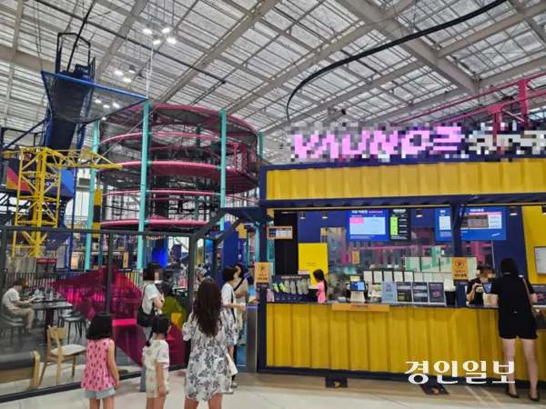 수원의 한 실내 키즈 테마파크에 사람들이 문전성시를 이루고 있다.2025.8.6 /김지원기자 zone@kyeongin.com