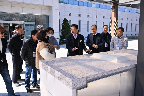 전진선 양평군수가 지난해 3월 종합장사시설 유치 희망마을 주민들과 함께 우수장사시설을 벤치마킹하고 있다. /양평군 제공