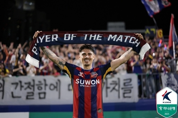 수원FC 윌리안이 지난달 18일 광주FC와의 경기에서 Player Of The Match로 뽑히고 기념촬영을 하고 있다. 2025.7.18 /한국프로축구연맹 제공