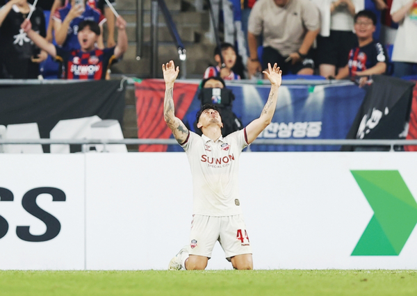 수원FC 윌리안이 지난 2일 울산HD전에서 역전골을 넣고 세리머니를 하고 있다. 2025.8.2 /한국프로축구연맹 제공
