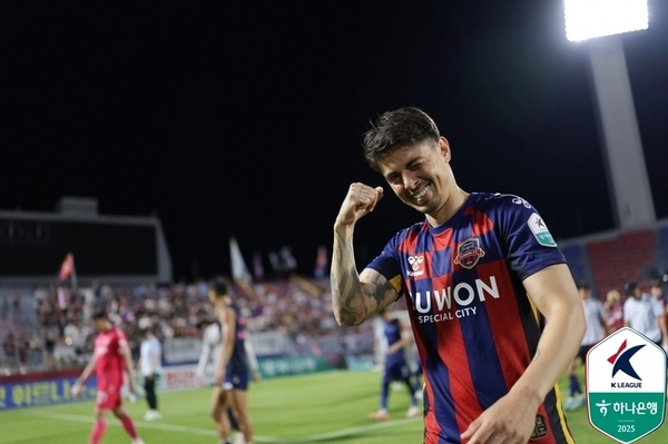 수원FC 윌리안이 지난달 26일 FC안양과의 경기에서 승리한 뒤 기뻐하고 있다. 2025.7.26 /한국프로축구연맹 제공