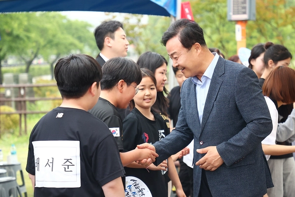 김성제 의왕시장은 지난 5월 의왕 단오제가 열린 왕송호수를 찾아 아이들과 눈높이를 맞추며 행사를 즐겼다. /의왕시 제공