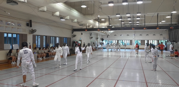 인천 펜싱 대표팀이 5일 싱가포르 스포츠스쿨에 도착한 직후 펜싱장을 견학 중인 가운데 현지 선수들이 훈련하고 있다. 2025.8.5 /인천시체육회 제공