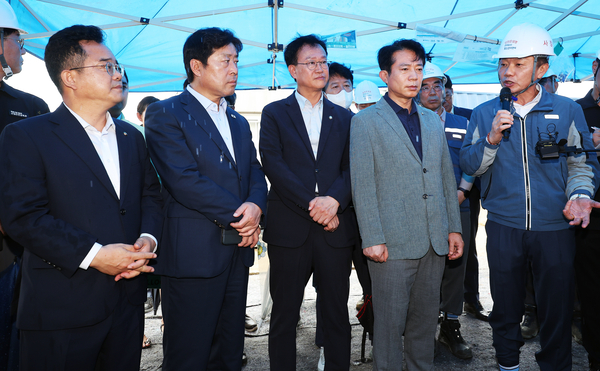 6일 더불어민주당 을지로위원회 민병덕 위원장과 위원들이 지난 4일 작업자가 중상을 입고 의식불명에 빠진 사고가 발생한 광명시 포스코이앤씨 고속도로 건설공사 현장을 찾아 송치영 포스코이앤씨 신임 대표 내정자의 설명을 듣고 있다. 2025.8.6 /연합뉴스