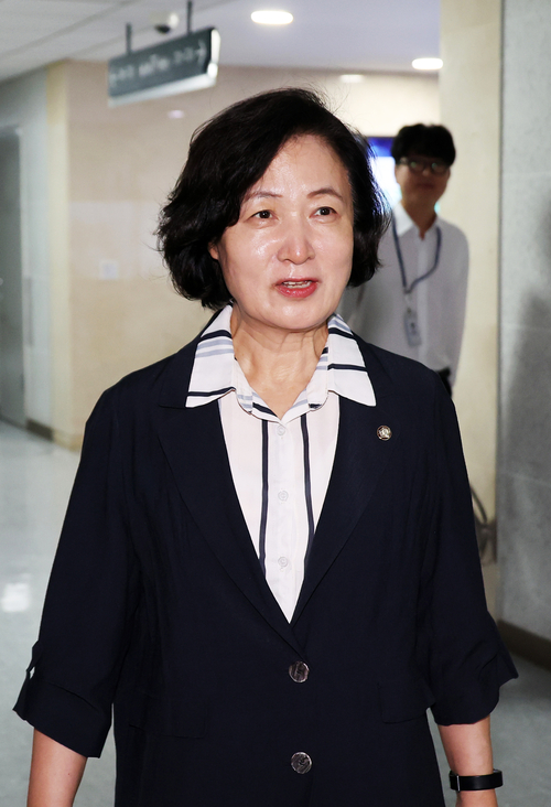 주식 차명거래 의혹에 휘말린 이춘석 의원의 사임으로 공석이 된 국회 법제사법위원회 위원장에 내정된 더불어민주당 추미애 의원이 6일 서울 여의도 국회 의원회관 내 자신의 의원실로 들어가고 있다. 2025.8.6 /연합뉴스