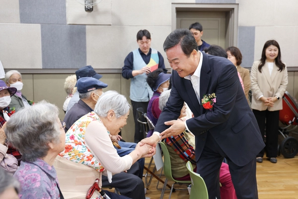 지난 5월 김성제 의왕시장이 어버이날을 맞아 의왕 사랑채·아름채 복지관을 찾아 어르신들께 인사를 드리고 있다. /의왕시 제공