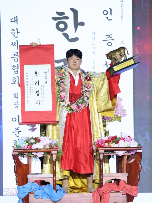 6일 충북 영동체육관에서 열린 위더스제약 2025 민속씨름 영동세계국악엑스포장사씨름대회 한라장사에 등극한 박민교(용인시청)가 장사꽃가마를 타고 장사인증서와 황소트로피를 들고 기념사진을 찍고 있다. 2025.8.6 /대한씨름협회 제공