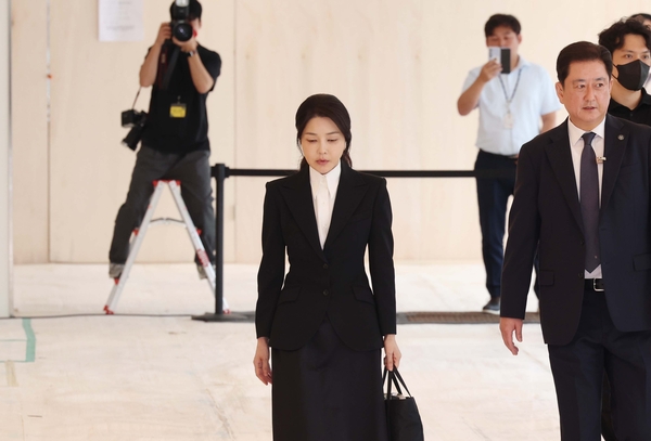 윤석열 전 대통령 부인 김건희 여사가 6일 서울 종로구 KT광화문빌딩 웨스트에 마련된 민중기 특별검사팀에 피의자 신분으로 첫 출석하고 있다. 2025.8.6 /사진공동취재단
