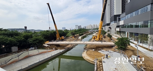 파주 운정역 앞 소리천에 보행 교량이 추가 설치돼 주민들의 통행 불편이 개선될 전망이다. 2025.8.7 파주/이종태기자 dolsaem@kyeongin.com