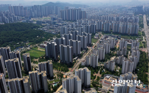 정부의 6·27 부동산 대책 발표 이후, 인천시내 집값이 비싼 지역을 중심으로 부동산 시장 거래량이 급격히 감소하고 있는 것으로 나타났다. 사진은 청라국제도시 아파트 단지들의 모습. 2025.7.25 /조재현기자 jhc@kyeongin.com