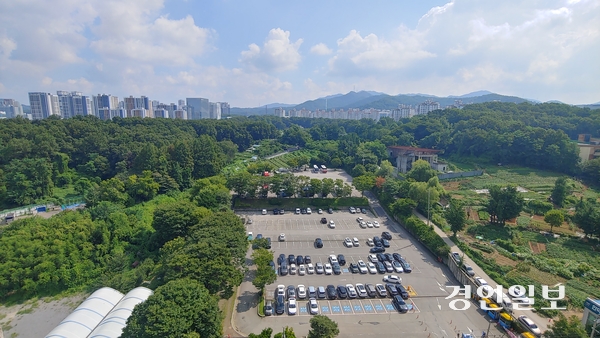 안양시가 역점사업으로 추진하고 있는 ‘인덕원 주변 도시개발사업’ 부지 중 인덕원 공영주차장 일대 전경. 2025.8.7. 안양/박상일기자 metro@kyeongin.com