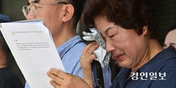7일 오전 인천시청에서 열린 ‘故이지혜 학생 명예회복을 위한 인천광역시 중구 인현동 화재사고 관련 보상 조례 개정’ 촉구 기자회견에서 어머니 김영순씨가 눈물을 훔치며 발언하고 있다. 2025.8.7 /조재현기자 jhc@kyeongin.com