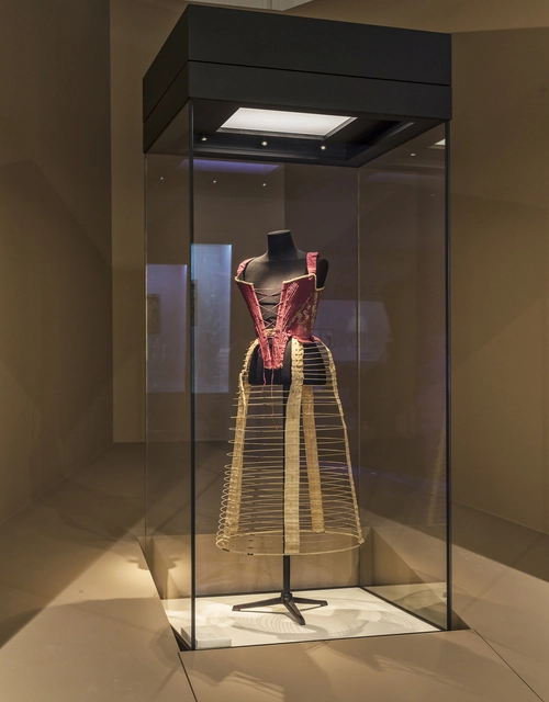 19세기 고래수염으로 제작한 코르셋과 크리놀린. /국립인천해양박물관 제공