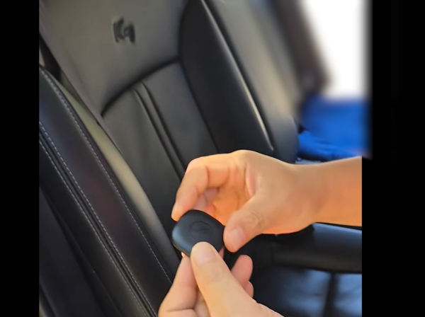 피해자의 차량에 숨겨진 위치추적기가 발견되는 모습. 2025.8.7 /경기남부경찰청 제공