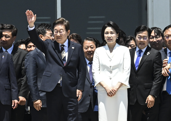 이재명 대통령과 김혜경 여사가 6일 4일 서울 여의도 국회에서 열린 제21대 대통령 취임 선서를 마치고 취재진들을 향해 인사하고 있다. 2025.6.4 /이지훈기자 jhlee@kyeongin.com