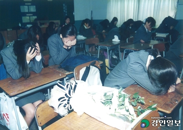 화재참사 희생자 친구 자리에 놓인 조화. /경인일보 아카이브