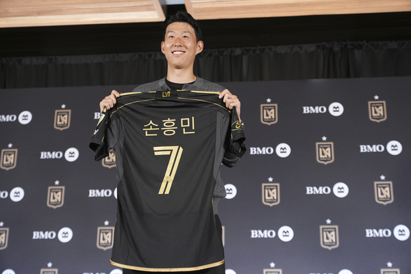 손흥민이 6일(현지시간) 미국 로스앤젤레스(LA) BMO 스타디움에서 열린 LAFC 입단 기자회견에서 한글 이름이 새겨진 유니폼을 들고 포즈를 취하고 있다.  2025.8.7 /AP=연합뉴스