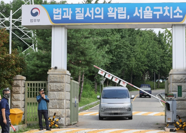 김건희 여사 관련 의혹을 수사하는 민중기 특별검사팀이 7일 윤석열 전 대통령의 체포에 실패한 뒤 경기도 의왕시 서울구치소를 나서고 있다. 2025.8.7 /연합뉴스