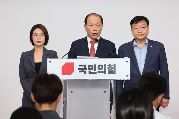 국민의힘 황우여 선거관리위원장이 7일 서울 여의도 중앙당사에서 제8차 당 대표 및 최고위원 선출 선거관리위원회 회의를 마치고 본경선 진출자를 발표하고 있다. 2025.8.7 /연합뉴스