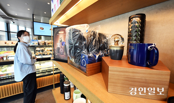 스타벅스 코리아가 7일 국립박물관문화재단 뮷즈와 협업한 굿즈를 출시했다. 사진은 수원시내 한 스타벅스에 굿즈가 진열돼 있는 모습. 2025.8.7 /최은성기자 ces7198@kyeongin.com