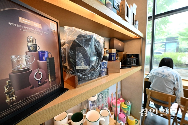 스타벅스 코리아가 7일 국립박물관문화재단 뮷즈와 협업한 굿즈를 출시했다. 사진은 수원시내 한 스타벅스에 굿즈가 진열돼 있는 모습. 2025.8.7 /최은성기자 ces7198@kyeongin.com