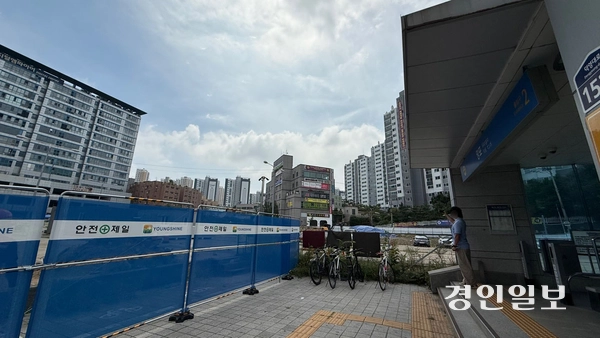 망포역 2번 출구 앞에 임시 펜스가 둘러져 있다.  기존 망포 공영주차장으로 쓰이던 곳으로 지난달 26일 폐쇄됐다. 2025.8.8 / 윤혜경기자 hyegyung@kyeongin.com