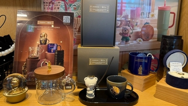 수원시내 한 스타벅스 매장에 국립박물관문화재단 ‘뮷즈’와 컬래버한 MD 상품이 진열돼 있다. 2025.8.7 /윤혜경기자 hyegyung@kyeongin.com