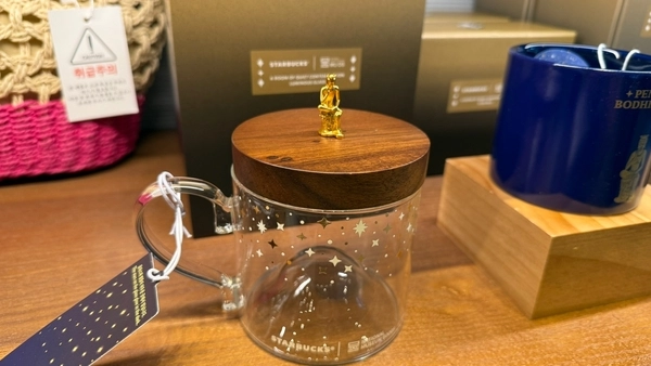 국립중앙박물관 대표 전시 ‘사유의 방’에서 영감을 받은 스타벅스 MD 상품. 2025.8.7 /윤혜경기자 hyegyung@kyeongin.com